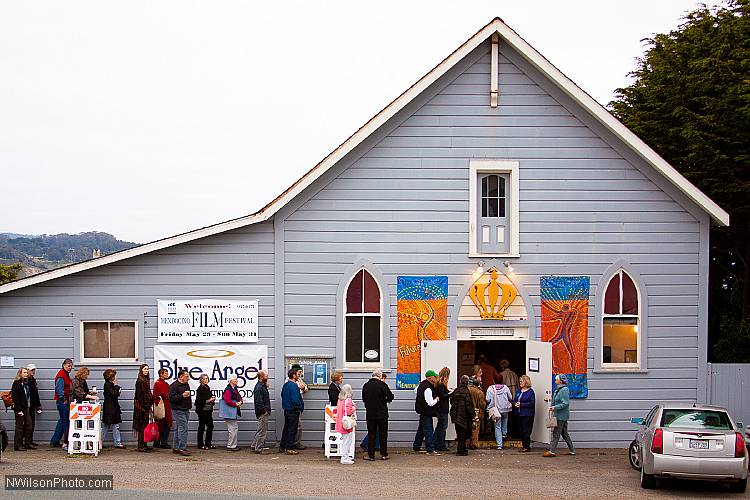Historic Crown Hall with queue for "The Brothers Warner"