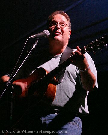 Steve Seskin performs a "tweener" on the main stage