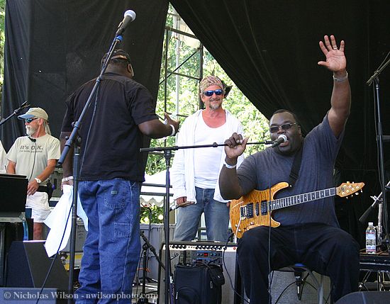 Phil Campbell waves goodbye as the Campbell Brothers set ends