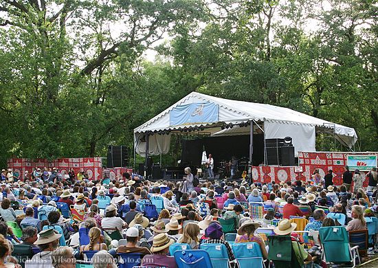 Greg Brown and Nina Gerber Sunday evening on the main stage with a big audience