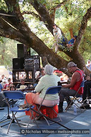 Rosalie Sorrels and Greg Brown play a set at the Arlo Hagler stage