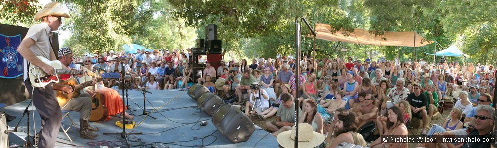 Panoramic view of the Hagler stage and audience with Bo Ramsey, Greg Brown and Rosalie Sorrels