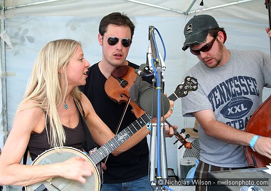 Adrienne Young and her group play live on Sunset Radio