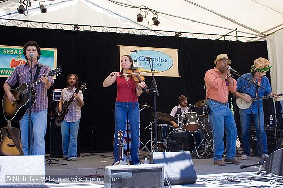 The Mammals on the main stage with Guy Davis on harmonica.