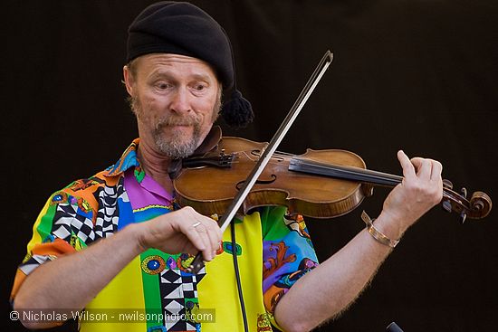 Joe Craven fiddles with Nina Gerber and friends