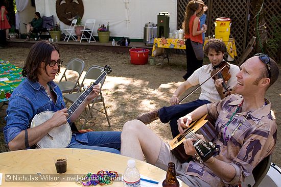 Backstage jam with Tao Rodriguez-Seeger of The Mammals on banjo, Chris Frye of The Bills and Marc Atkinson Trio on guitar, and Adrian Dolan of The Bills on fiddle