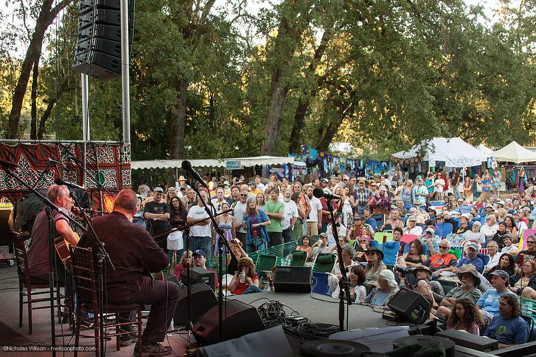 The audience enjoys David Bromberg and Jorma Kaukonen.