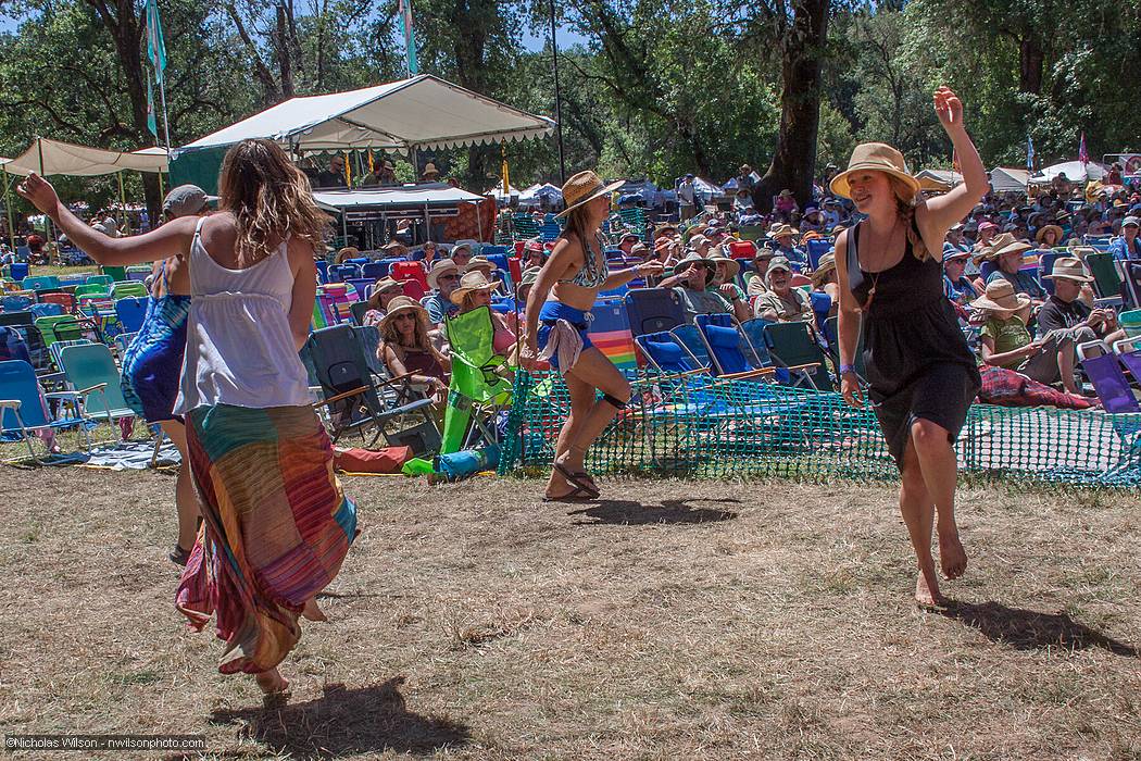 Dancers enjoy Evie Ladin's set.