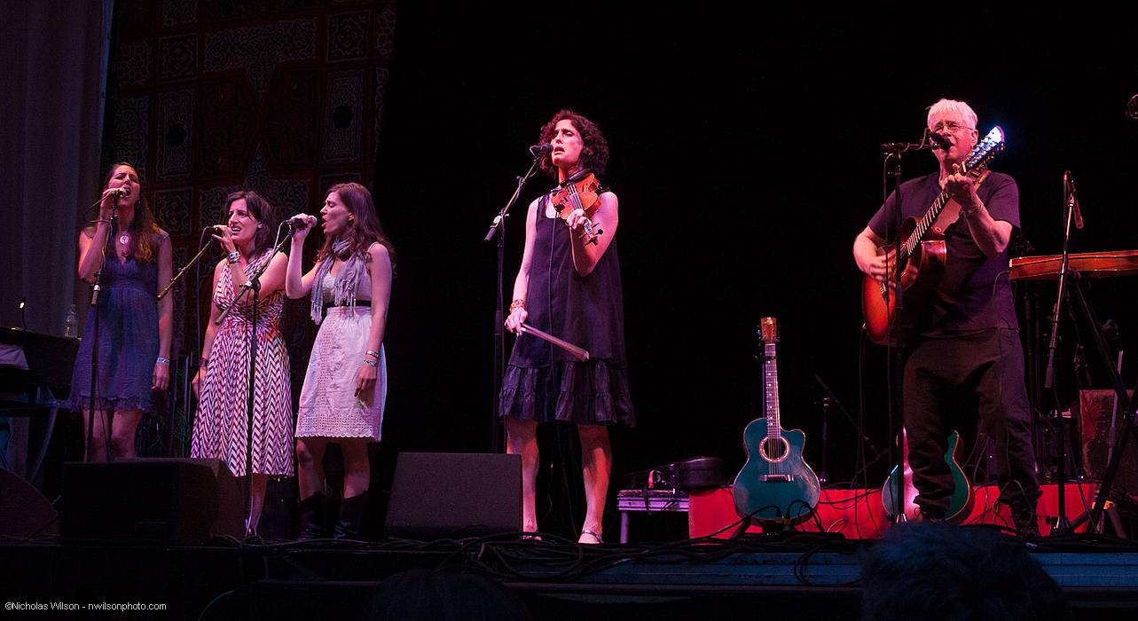 The Wailin' Jennys sit in with Bruce Cockburn