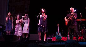 The Wailin' Jennys sit in with Bruce Cockburn