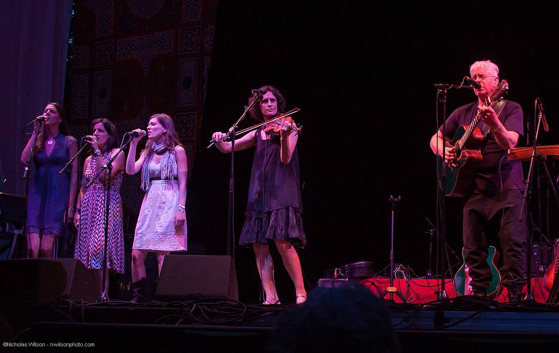 The Wailin' Jennys sit in with Bruce Cockburn