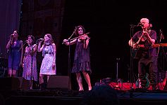 The Wailin' Jennys sit in with Bruce Cockburn