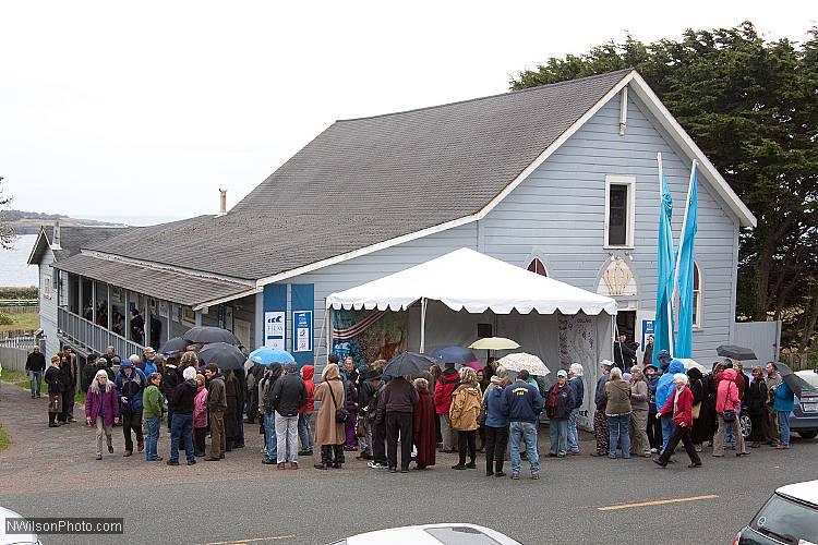 Drizzly weather didn't dampen the enthusiasm of movie lovers waiting to enter Crown Hall for the short films program Saturday afternoon.