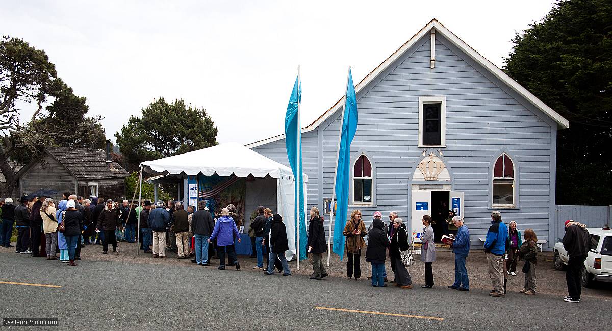 Crown Hall with queue for the shorts program.