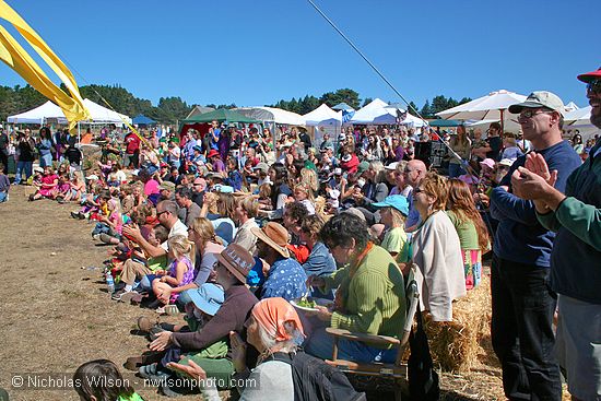 CasparFest 2007 crowd gathers for Flynn Creek Circus act.