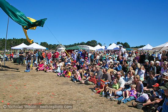 CasparFest 2007 crowd gathers for Flynn Creek Circus act.
